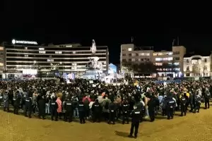 "Мафия, долу Тиквата", скандират протестите срещу хартиената бюлетина