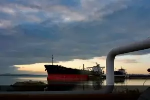 Служебният кабинет брани износа и пристанището на "Лукойл Нефтохим"