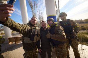Украинският президент Володимир Зеленски посети най горещата точка на фронта