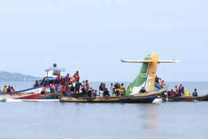 Малък пътнически самолет падна тази сутрин в езерото Виктория докато