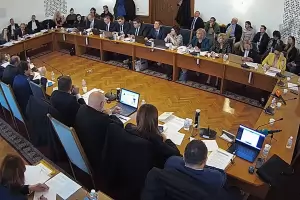 Депутатите включиха и класа в минималната заплата