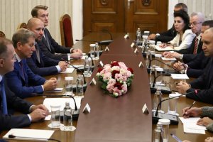 Защо внезапно руската ЛУКойл реши да премести част от бизнеса