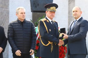 Президентът Румен Радев пенсионира директора на пожарната главен комисар Николай Николов
