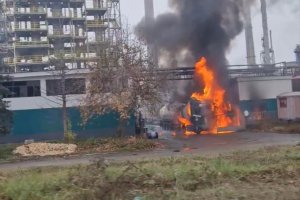 Камион цистерна с отработени масла се е взривил на входа на