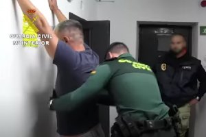 Двама българи са задържани в Испания при международната операция на