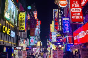 Високи технологии неонови светлини люта храна кимчи филмът Паразит кей поп