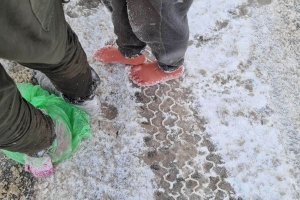 Драгомански полицаи са се натъкнали днес на премръзнали в снега