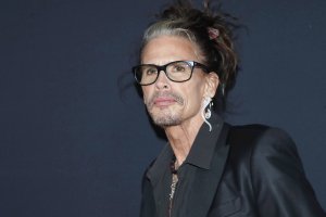 Фронтменът на рокгрупа Aerosmith Стивън Тайлър е обвинен в сексуално