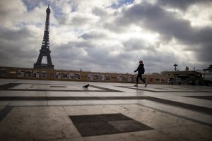 Когато първата вълна от ковид удави събиранията на закрито в