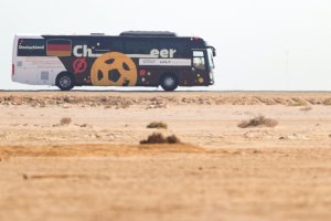 Футболът е проста игра Двайсет и двама мъже гонят топка