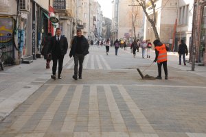 Загражденията в двата края на ремонтираната отсечка на централната софийска