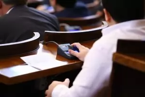 Въпреки пропутинския саботаж парламентът одобри военна помощ за Киев