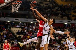 Баскетболният национал Александър Везнков изигра поредния си силен мач и