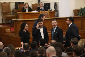 ОщеНеблагоприятните политически условия като например че биха били зависими от