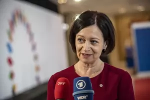 Елена Йончева подкрепила разследвана от ОЛАФ за шефка на Фронтекс