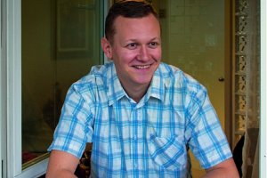 Писна му и поднесе пламтящата клечка кибрит Не му се