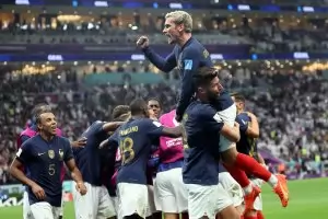 Франция се доближи до втора поредна титла след епичен сблъсък