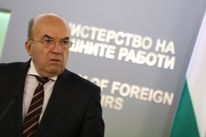 Външният министър Николай Милков е направил вчера отчаяна стъпка за