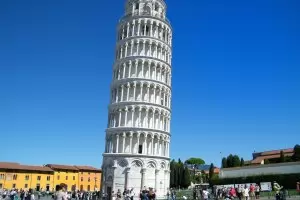 Наклонената кула в Пиза се изправя