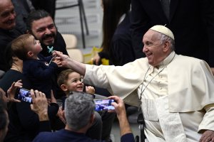 Папа Франциск призова днес хората да харчат по малко за