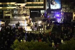 Протестът пред парламента отново скандира: "Мафията вън"