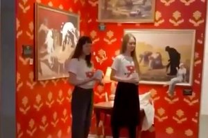 Активистки на движението против употребата на козметика обляха с крем