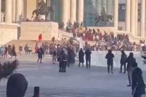 Протестиращите щурмуват сградата на правителството в Монголия Това става ясно от