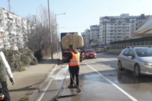 В град който разчита почти изцяло на сухото метене с