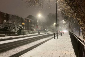 Обилен сняг и ниски температури затрудняват пътуванията в части от