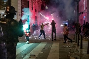 Сблъсъци избухнаха между футболни запалянковци и полицаи на парижкия булевард