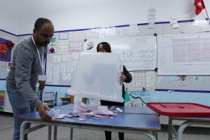 Тунизийците масово бойкотираха вчера в парламентарните избори предадоха световните агенции Избирателната