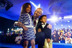 Сенаторът демократ от САЩ Рафаел Уорнък бе преизбран на оспорван балотаж