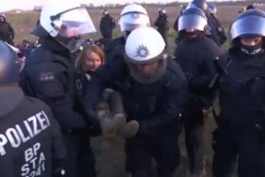 Световноизвестната екоактивистка Грета Тунберг е сред задържаните на масовите протести срещу разрушаването