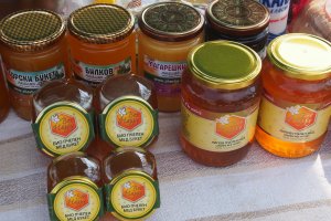 Етикетите върху бурканчетата с пчелния мед вече задължително ще посочват