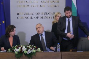 Ирониците може да почерпят Сред сълзи и сополи сюжетът в