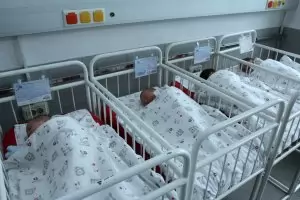 Разменените бебета вече са при истинските си родители