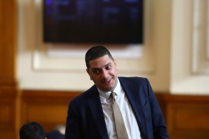 Броени дни преди парламентът да бъде разпуснат депутатите възложиха мащабна