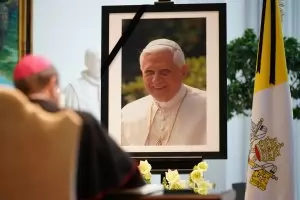 Папа Бенедикт XVI е мъртъв, но ще живее на екрана