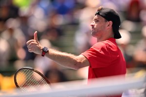 Григор Димитров започна с победа участието си в демонстративния тенис