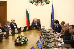 В едно от последните си заседания преди разпускането на Народното