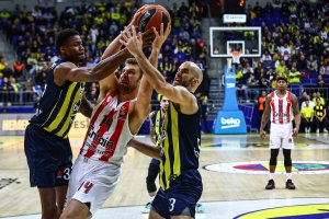 Александър Везенков и съотборниците му в Олимпиакос изнесоха баскетболна лекция