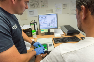 Системното събиране на ДНК и отпечатъци при извършване на полицейска регистрация както