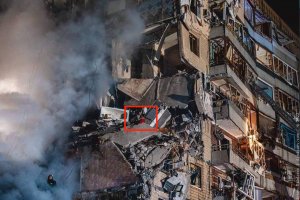 Спасителната операция в срутения жилищен блок в украинския град Днипро