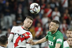 Защитникът на испанския Елче Карлос Клерк 30 г определено е