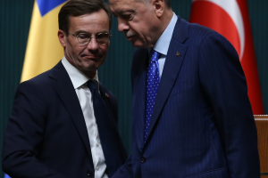 Турция иска от Швеция и Финландия да й предадат около