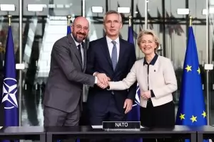 Въпреки своите амбиции ЕС призна водеща роля на НАТО в отбраната