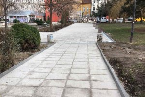 В Столична община чудесата се изразяват в това разбитите тротоари