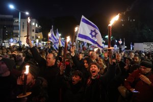 Десетки хиляди израелци излязоха по улиците на Тел Авив и