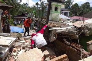 Земетресение с магнитуд 6 2 по Рихтер удари бреговете на индонезийския