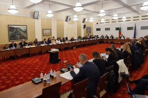 След 6 часово заседание правната комисия в парламента отложи за следващата